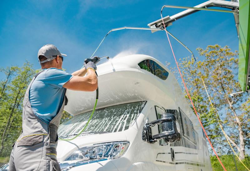 Startklar für die Campingsaison: Die ultimativen Tipps für einen erfolgreichen Frühjahrsputz deines Wohnmobils oder Wohnwagens